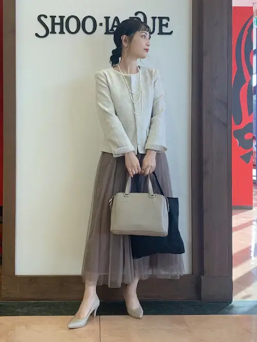 入学式での母親のスーツ：ツイードノーカラージャケット×チュールギャザースカート×グレーのパンプス