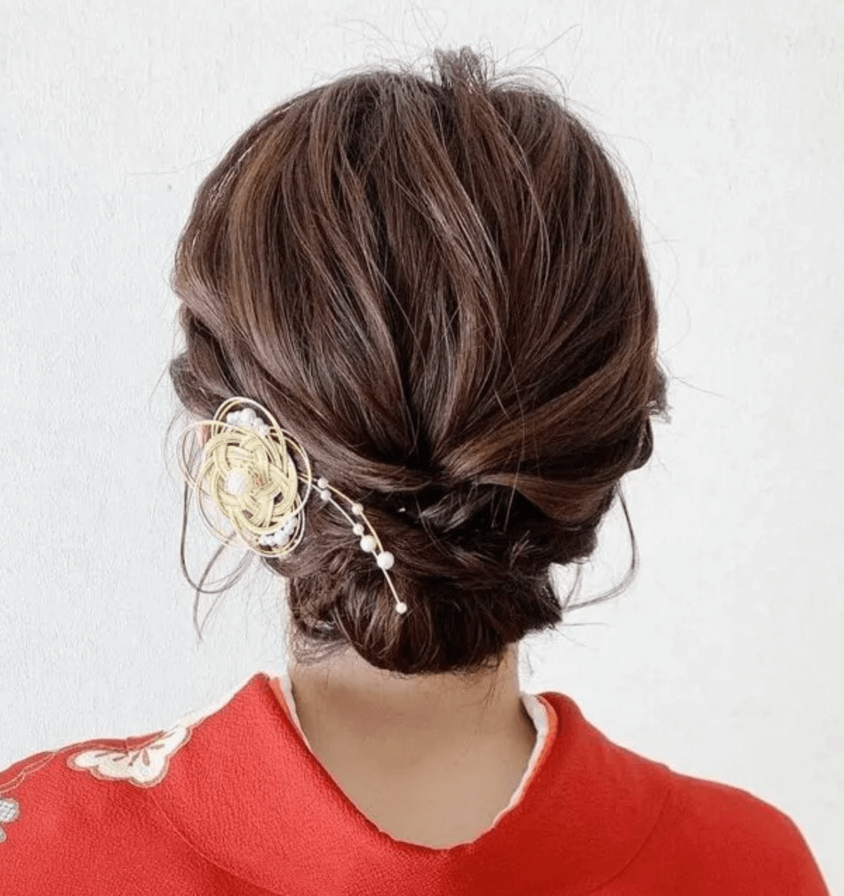 子供の卒業式で着物を着る母親のショートの髪型：ゆるふわショートボブ