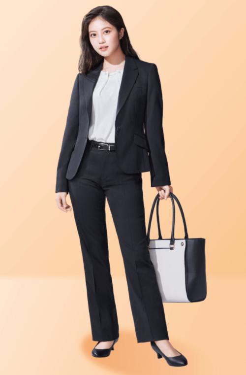 大学入学式のスーツのパンツスタイル：黒スーツ×白のブラウス
