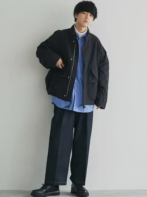 白のロンT×黒のブルゾン×ブルーシャツ×デニムパンツ×黒のブーツ