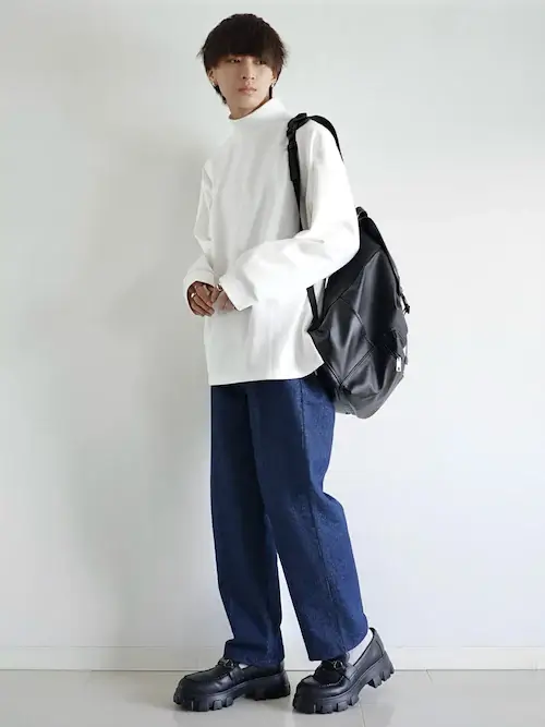 白のロンT×デニムパンツ×黒の厚底ローファー