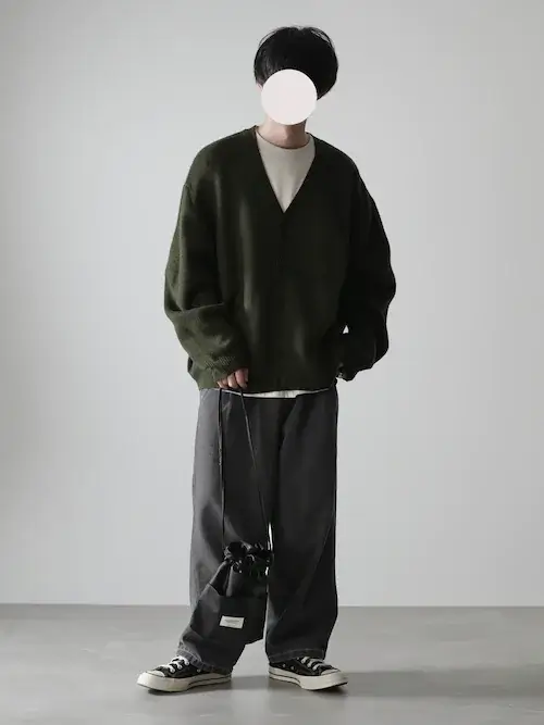 白のロンT×カーキのカーディガン×グレーのデニムパンツ×黒スニーカー