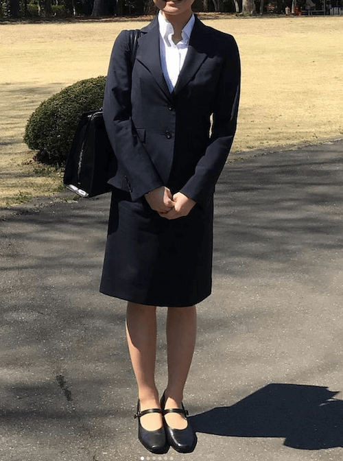 大学入学式の服装：黒スカートスーツ×白シャツ×ストラップパンプス