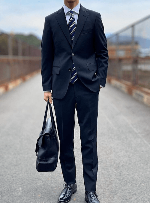 大学入学式の服装：黒スーツ×白シャツ×ストライプネクタイ