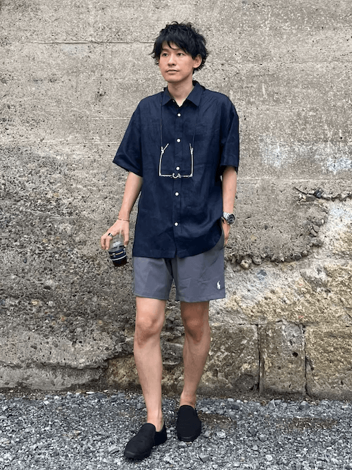 ネイビーのリネンシャツ×グレーのショートパンツ×黒スリッポン