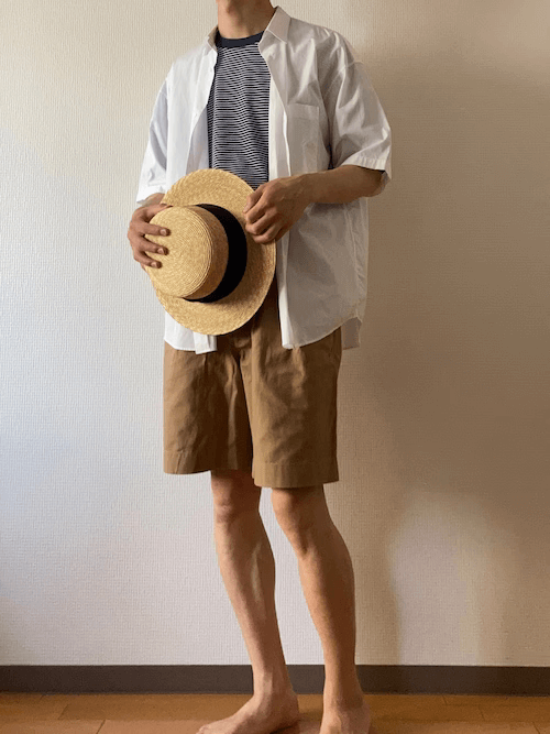 麦わら帽子×白半袖シャツ×ボーダーT×ベージュのショートパンツ