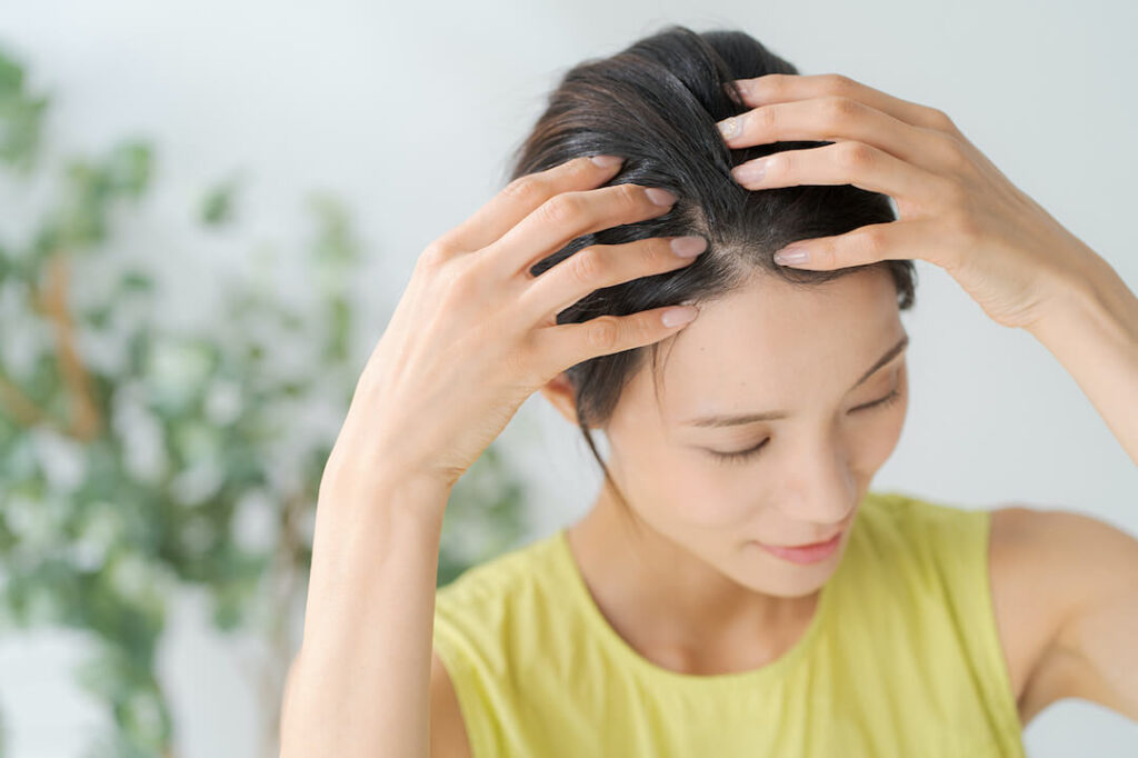 髪を早く伸ばす方法：育毛剤や頭皮美容液を使用する