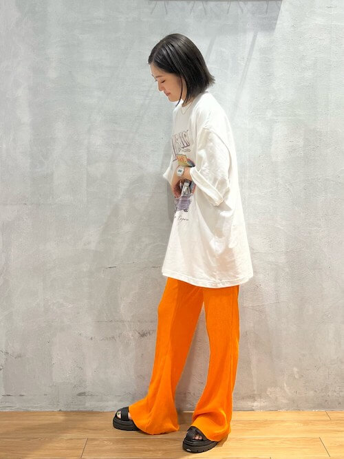 白オーバーTシャツ×オレンジのフレアパンツ×サンダル