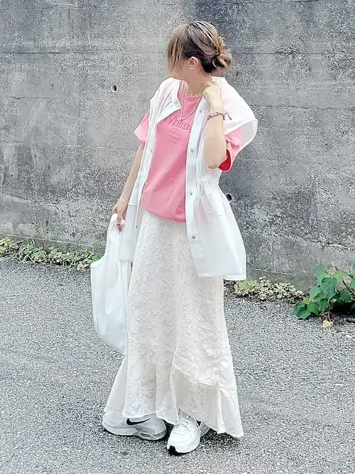 ピンクTシャツ×白のシアーミリタリーベスト×ジャカードマーメイドスカート×白スニーカー
