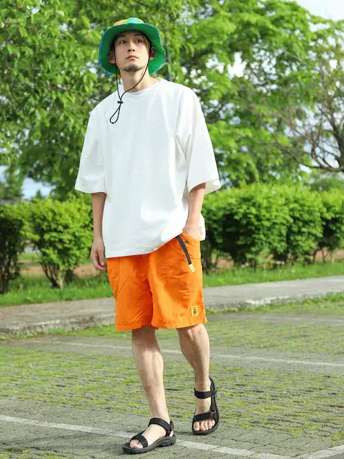 白Tシャツ×オレンジのハーフパンツ×スポーツサンダル×サファリハットの夏フェスメンズコーデ