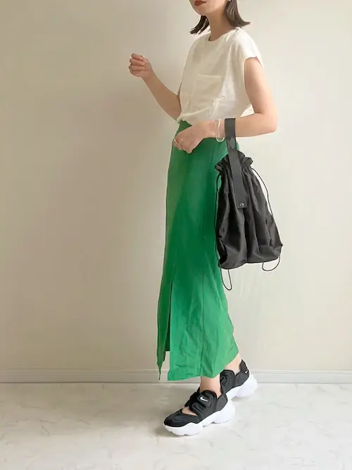 白Tシャツ×グリーンのタイトスカート×黒サンダル