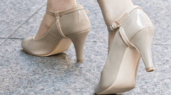ストラップ付きのパンプスで人気は？後付けできるストラップのみも…