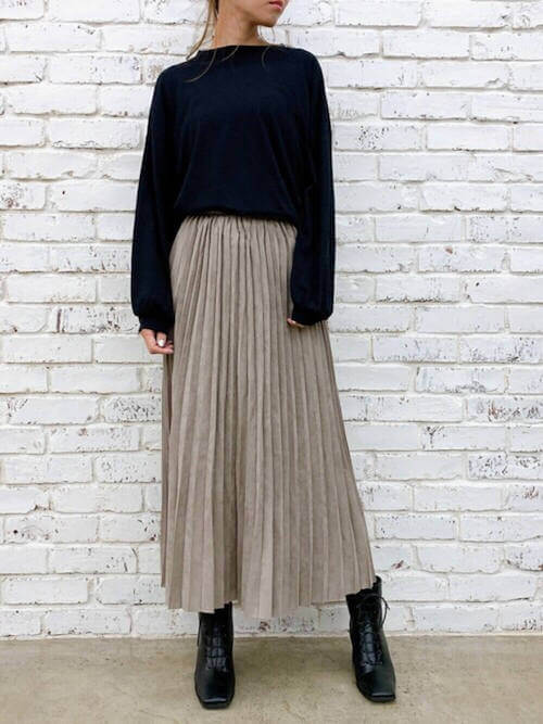 冬の合コンで男性にモテる30代女性の服装：スウェードスカート