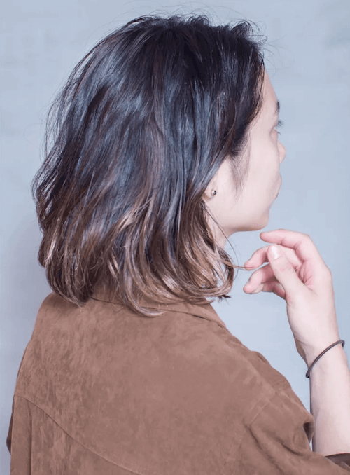 【ロングヘア】メンズの髪型：グラデーションカラー×パーマ
