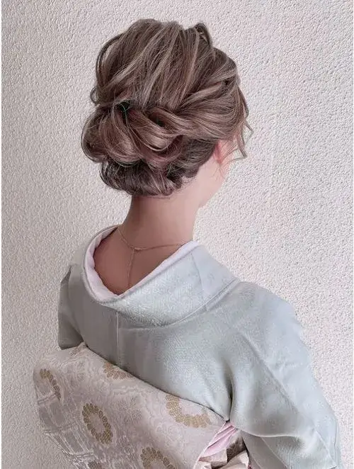 【2024入学式】母親の着物に合うミディアムの髪型：ロープ編みでボリュームアップ