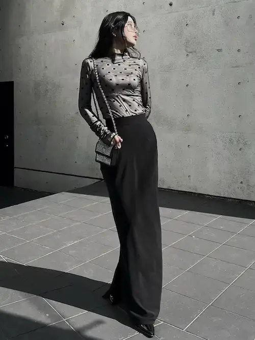 春の流行ファッション：ドット柄シアートップス×黒のロングスカート×黒パンプス